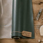 Rouleau bache polyéthylène et PVC côte à côte sur table