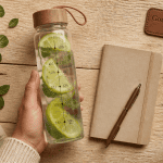 Gourde graduée heure avec eau citron menthe sur bureau