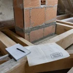 Chevêtre pour soutenir un conduit de cheminée, solives et plancher rénovés