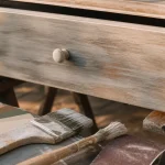 Peinture effet bois flotté sur commode, base grisée et voile transparent sur tiroir