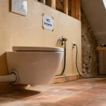 WC sans évacuation sanibroyeur en salle d’eau sous combles