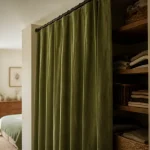 Idée pour fermer un placard sans porte avec un rideau sur tringle plafond
